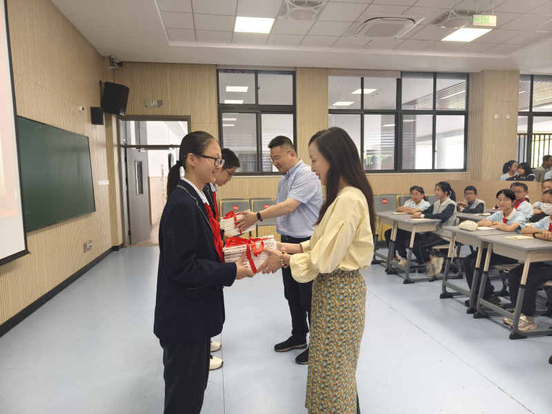 紅色閱讀進校園 紅色精神薪火傳